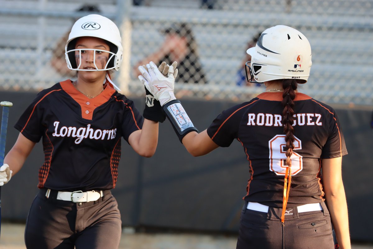 dallasathletics's tweet photo. PHOTO GALLERY: W.T. White vs. Samuell in Bi-District Softball Playoffs on Friday at Elsie Moreno Softball Complex. #PlayBIGDallas 🥎

More 📸 of both teams on Flickr: https://t.co/NQ9lvtWfaZ https://t.co/FTLkIpOFE4