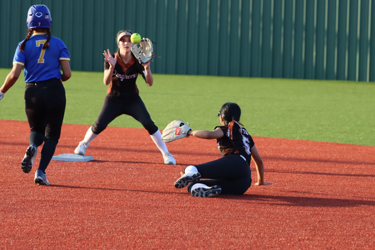 dallasathletics's tweet photo. PHOTO GALLERY: W.T. White vs. Samuell in Bi-District Softball Playoffs on Friday at Elsie Moreno Softball Complex. #PlayBIGDallas 🥎

More 📸 of both teams on Flickr: https://t.co/NQ9lvtWfaZ https://t.co/FTLkIpOFE4
