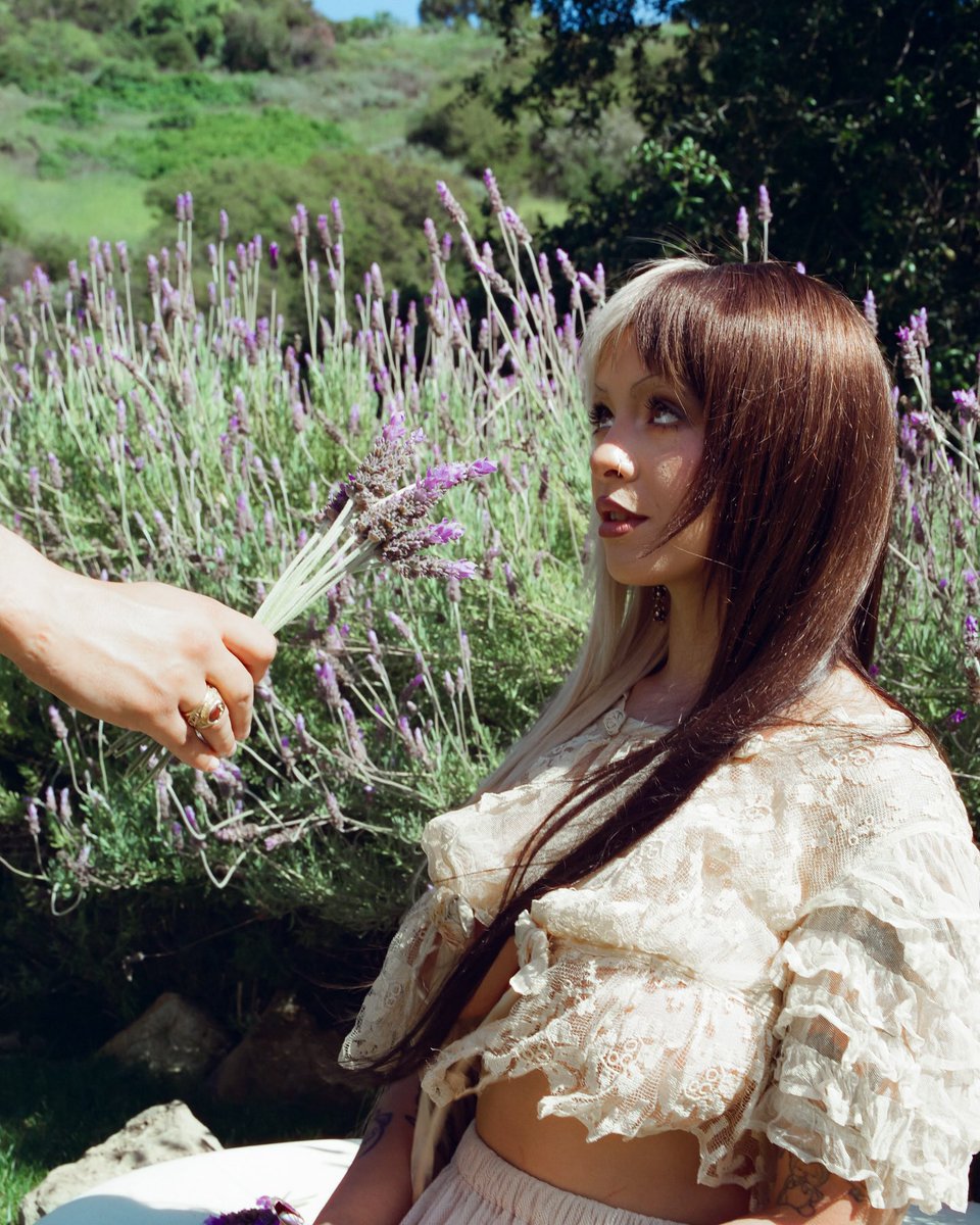 pinky promise i'll still love your garden even with no flowers 💐💗