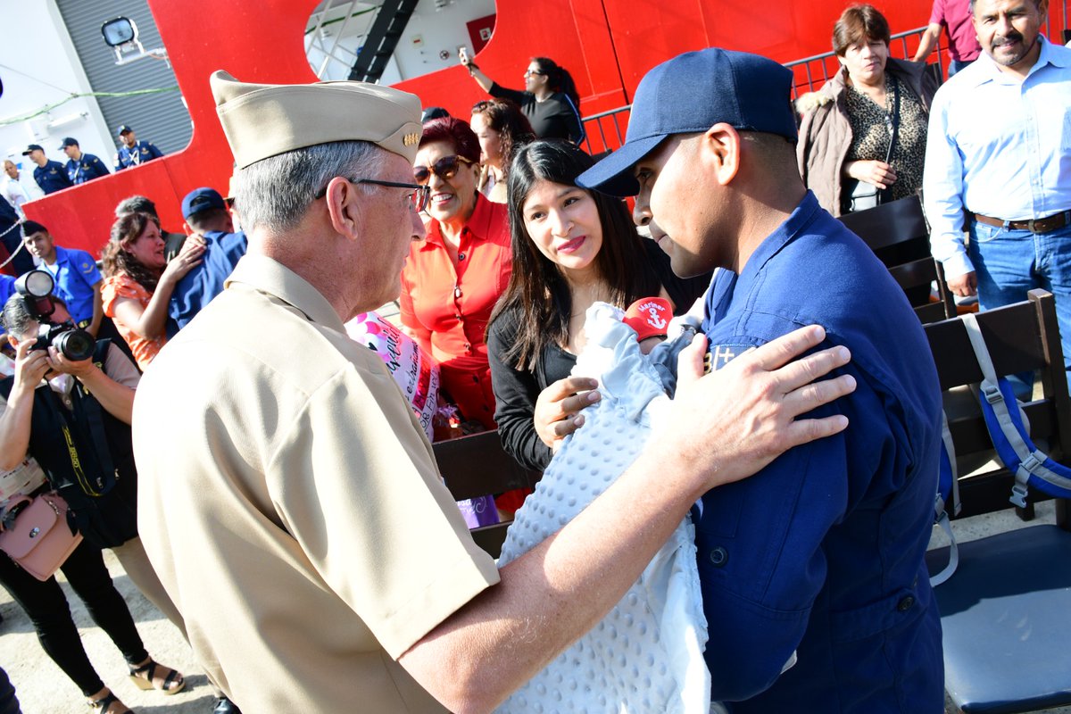 naval_peru's tweet photo. #MGPNoticias La tripulación del #BAPTacna arribó al puerto del Callao después de culminar con éxito el despliegue operacional #RASEX2025, siendo recibidos por autoridades navales y sus familiares. https://t.co/DRV4XZy9kO