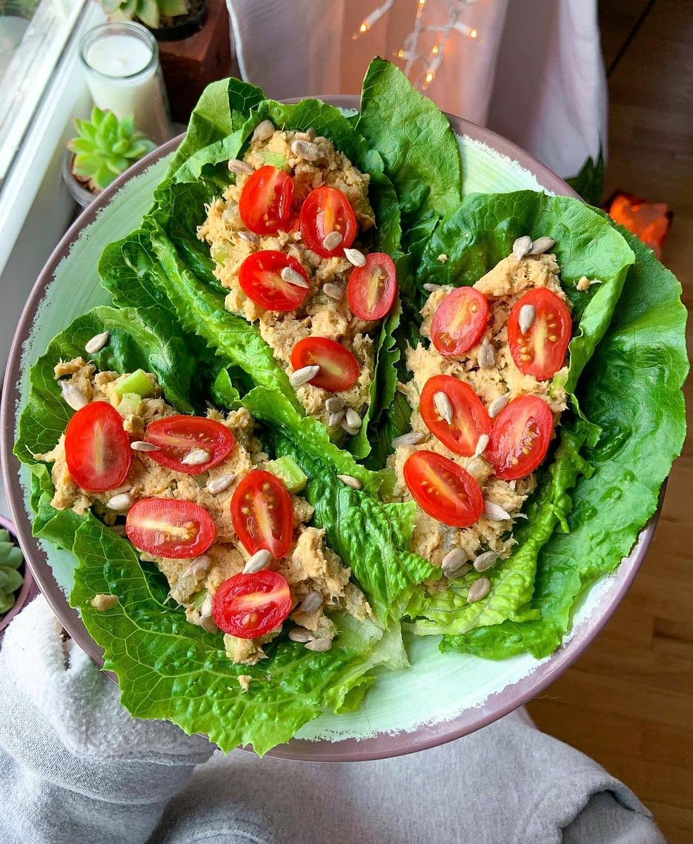 Lowcarbjiji's tweet photo. Wrap #dEATS 👉 spicy avo tuna salad lettuce wraps w/ tomatoes & sunflower seeds🌻 tuna salad is made / 1 can tuna + 1/3-1/2 avo + chopped dill pickles + chopped celery + roasted garlic dressing + hot sauce + dried white onion flakes + garlic + salt + pepper 🌿
By: wellnessfoodie https://t.co/aVjJGTDC91