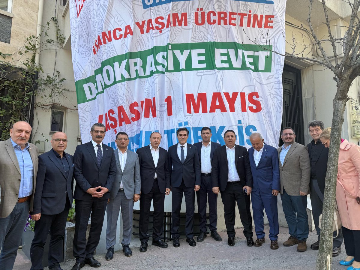 İYİ PARTİ Grup Başkanvekili Sn.Buğra KAVUNCU ve Heyeti TÜRK-İŞ 1.Bölge Başkanlığımızı ziyaret ettiler.Yapılan ziyarette 1Mayıs Emek Bayramı ve Çalışma hayatına dair güncel konular hakkında istişare ettik.Kendilerine ziyaretlerinden dolayı teşekkür ederiz.