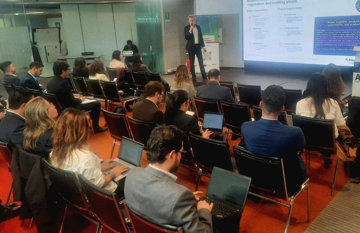 EmbAlemaniaCOL's tweet photo. Exportación de hidrógeno de bajas emisiones y derivados hacia 🇩🇪 ofrece beneficios mutuos.
Hoy #Hintco presenta la segunda subasta de #H2Global que, con apoyo 🇩🇪, asegura precios competitivos y estables para productores. Incluye lote regional específico para Sudamérica y Oceanía! https://t.co/eCZTp5irvf