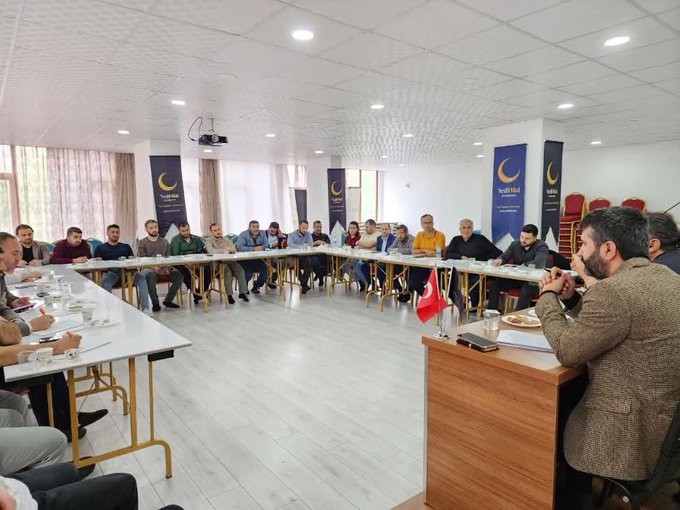 yedihilalsurfa's tweet photo. Şanlıurfa teşkilatı olarak, Sahabeler şehri Diyarbakır'da @7hilaldiyarbakr 'ın ev sahipliğinde yapılan bölge toplantısına katılım sağladık. Diyarbakır teşkilatımıza ve tüm katılımcılara teşekkür ederiz. Rabbimiz c.c. toplantımızı hayırlara vesile kılsın. 

Şanlıurfa dolu dizgin😉 https://t.co/O5qcSdSftH