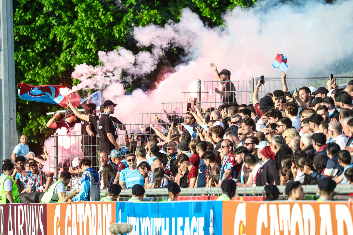 Avrupa'nın dört bir yanından gelerek takımımızı yalnız bırakmayan, 90 dakika boyunca tek yürek olan büyük taraftarımıza sonsuz teşekkürler.

Bize Her Yer Trabzon ❤️💙