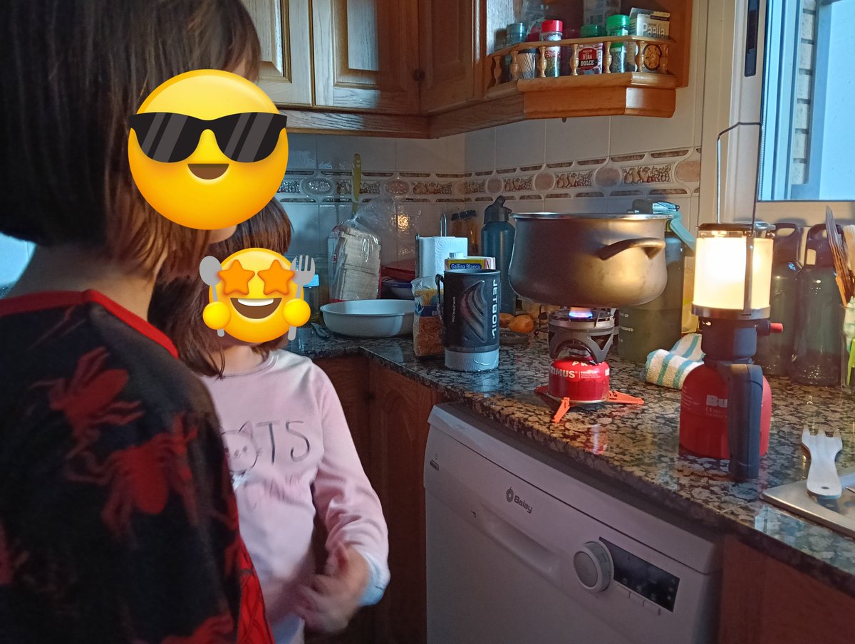 VTorresAlonso's tweet photo. Hoy mis hijas han descubierto que su padre tuvo un pasado.

Aunque estén viviendo como España se desmorona a su alrededor, intentaré que saquen algo positivo de esto. https://t.co/K2ItxXzpt2