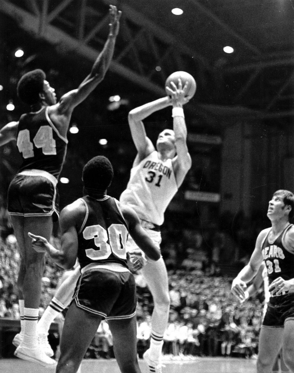 OregonMBB's tweet image. The Oregon basketball family mourns the passing of Stan Love and sends condolences to his friends and loved ones.