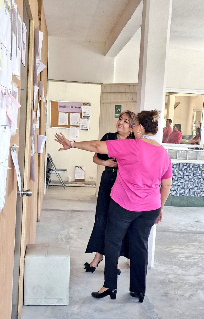 Marisol_OPLEVer's tweet photo. #AEstaHora 🗳 | Visita al #CM17 de La Antigua, a quien agradezco su compromiso en el desarrollo de las actividades de preparación para la Jornada Electoral del 1 de junio.
#ElecciónAyuntamientos
#ElecciónDelPoderJudicial⚖️ https://t.co/SIVUBbCPgS