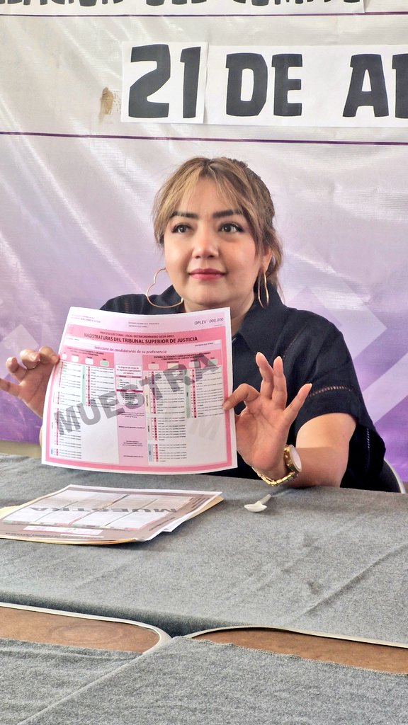 Marisol_OPLEVer's tweet photo. #AEstaHora 🗳 | Visita al #CM17 de La Antigua, a quien agradezco su compromiso en el desarrollo de las actividades de preparación para la Jornada Electoral del 1 de junio.
#ElecciónAyuntamientos
#ElecciónDelPoderJudicial⚖️ https://t.co/SIVUBbCPgS
