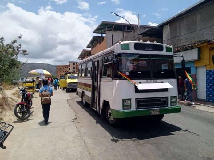 Pasaje mínimo será de 23 bolívares a partir de este lunes

Adultos mayores no cancelarán pasaje y los estudiantes solo el 50 por ciento del valor

ultimasnoticias.com.ve/mas-vida/pasaj…