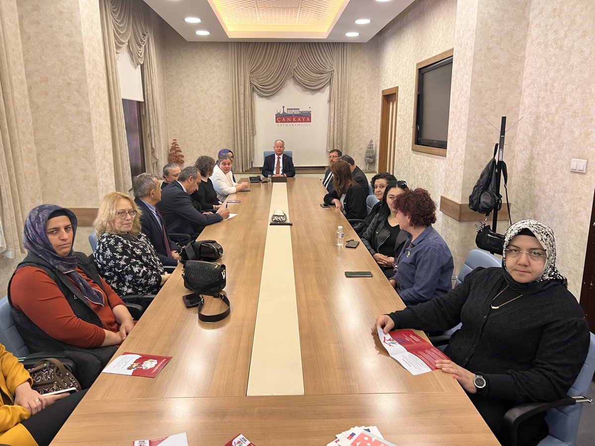 KORUYUCU AİLE
Çeşitli sebeplerle biyolojik ailesiyle yaşayamayan,devlet korumasında olan 0-18 yaş aralığındaki çocuklara sağlanan aile yanında bakım hizmetlerinden biri olan Koruyucu Ailelik ile ilgili Kaymakamlık personelimize faydalı sunum yapan uzmanlarımıza teşekkür ediyorum