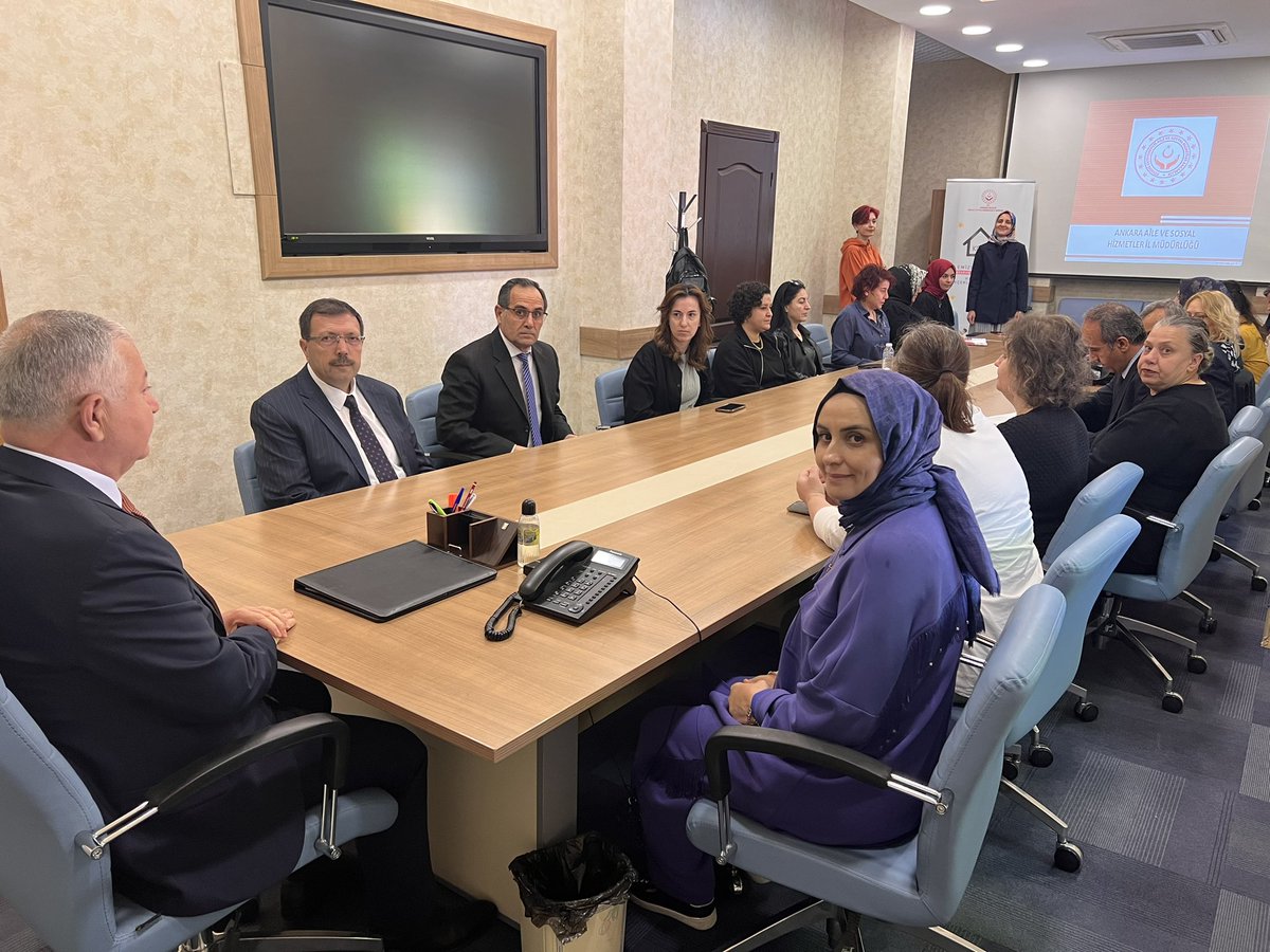 muratdurutr's tweet photo. KORUYUCU AİLE
Çeşitli sebeplerle biyolojik ailesiyle yaşayamayan,devlet korumasında olan 0-18 yaş aralığındaki çocuklara sağlanan aile yanında bakım hizmetlerinden biri olan Koruyucu Ailelik ile ilgili Kaymakamlık personelimize faydalı sunum yapan uzmanlarımıza teşekkür ediyorum https://t.co/O6M1SGdily