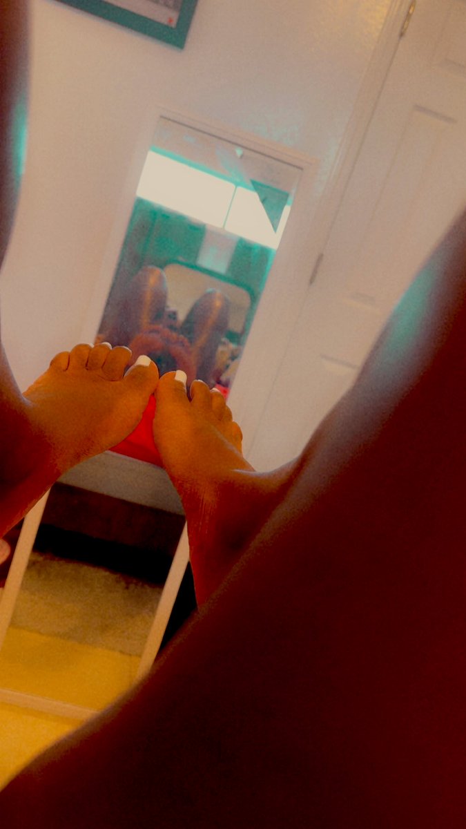 Chocolatebabe26's tweet photo. When the reflection gives you a little more than you asked for… imagine the real thing.
#FeetFinder
#FootFetish
#FeetPics
#FeetForSale
#SolesOfX
#ToesOfX
#FootFetishCommunity
#EbonyFeet
#MelaninFeet
#ChocolateFeet
#FootModel
#FeetGoddess https://t.co/5fQK7Jdff7