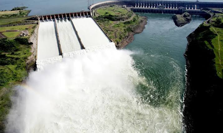 BrunoDiasCWB's tweet photo. Europeus sofrendo com energia cara e poluente

Brasil: https://t.co/vyXmos3mXd