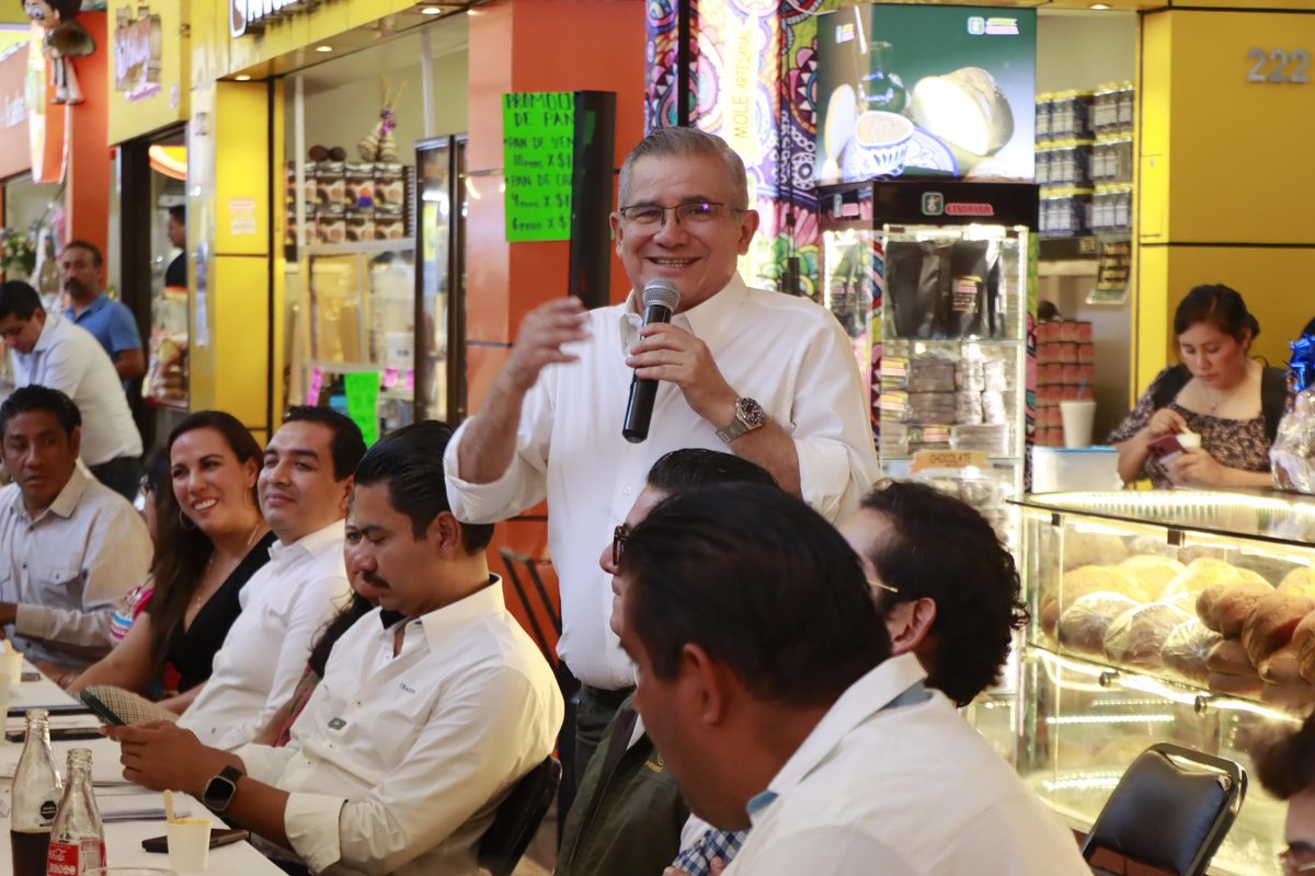 noejaracruz's tweet photo. Desayuno Primavera en el Mercado 20 de Noviembre
Esta mañana, en el Mercado 20 de Noviembre, el Presidente Municipal Ray Chagoya, integrantes del Cabildo y de las mesas directivas compartimos un desayuno tradicional, reconociendo la riqueza gastronómica que da identidad a Oaxaca.
Seguimos trabajando de cerca con nuestra gente, impulsando nuestros mercados como espacios de vida, cultura y orgullo.