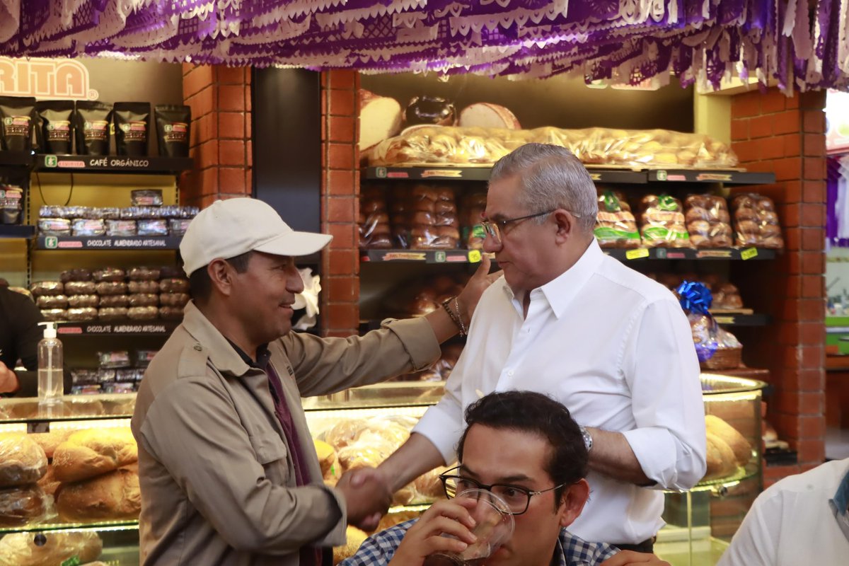 noejaracruz's tweet photo. Desayuno Primavera en el Mercado 20 de Noviembre
Esta mañana, en el Mercado 20 de Noviembre, el Presidente Municipal Ray Chagoya, integrantes del Cabildo y de las mesas directivas compartimos un desayuno tradicional, reconociendo la riqueza gastronómica que da identidad a Oaxaca.
Seguimos trabajando de cerca con nuestra gente, impulsando nuestros mercados como espacios de vida, cultura y orgullo.