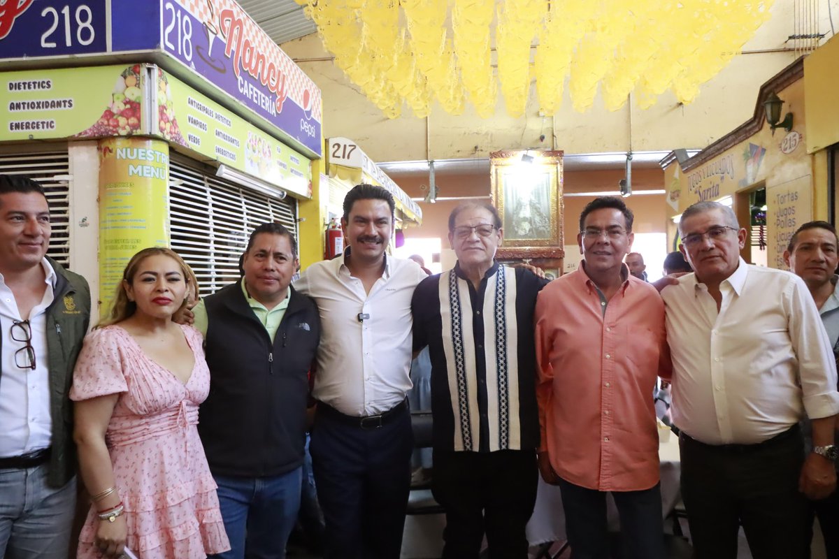 noejaracruz's tweet photo. Desayuno Primavera en el Mercado 20 de Noviembre
Esta mañana, en el Mercado 20 de Noviembre, el Presidente Municipal Ray Chagoya, integrantes del Cabildo y de las mesas directivas compartimos un desayuno tradicional, reconociendo la riqueza gastronómica que da identidad a Oaxaca.
Seguimos trabajando de cerca con nuestra gente, impulsando nuestros mercados como espacios de vida, cultura y orgullo.