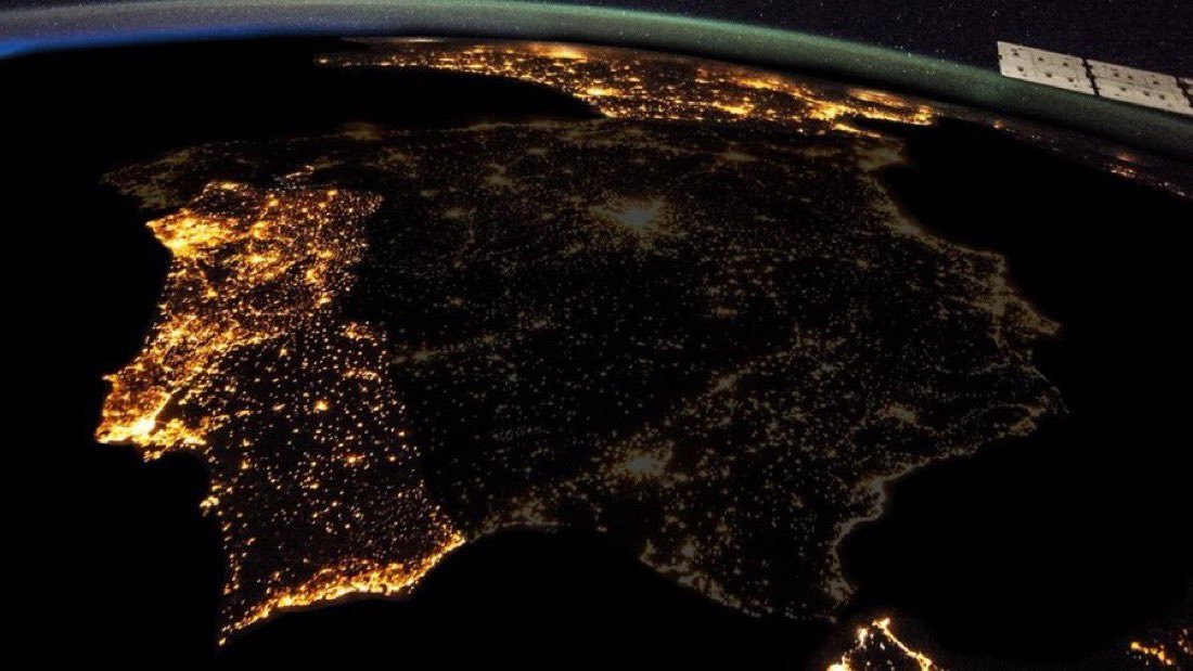 Así se ve España desde el espacio. 

A oscuras