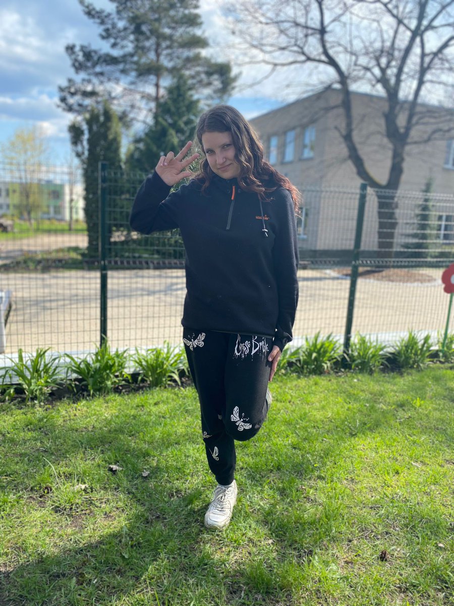 #policijameklē bezvēsts prombūtnē esošo Viktoriju Peipiņu (2008.), kura 10. aprīlī izgāja no savas dzīvesvietas Jēkabpilī, Madonas ielā. Augums 170 cm, tumši brūnas krāsas mati. Bija ģērbusies melnas krāsas apģērbā. Ja zini viņas atrašanās vietu, zvani - 112!