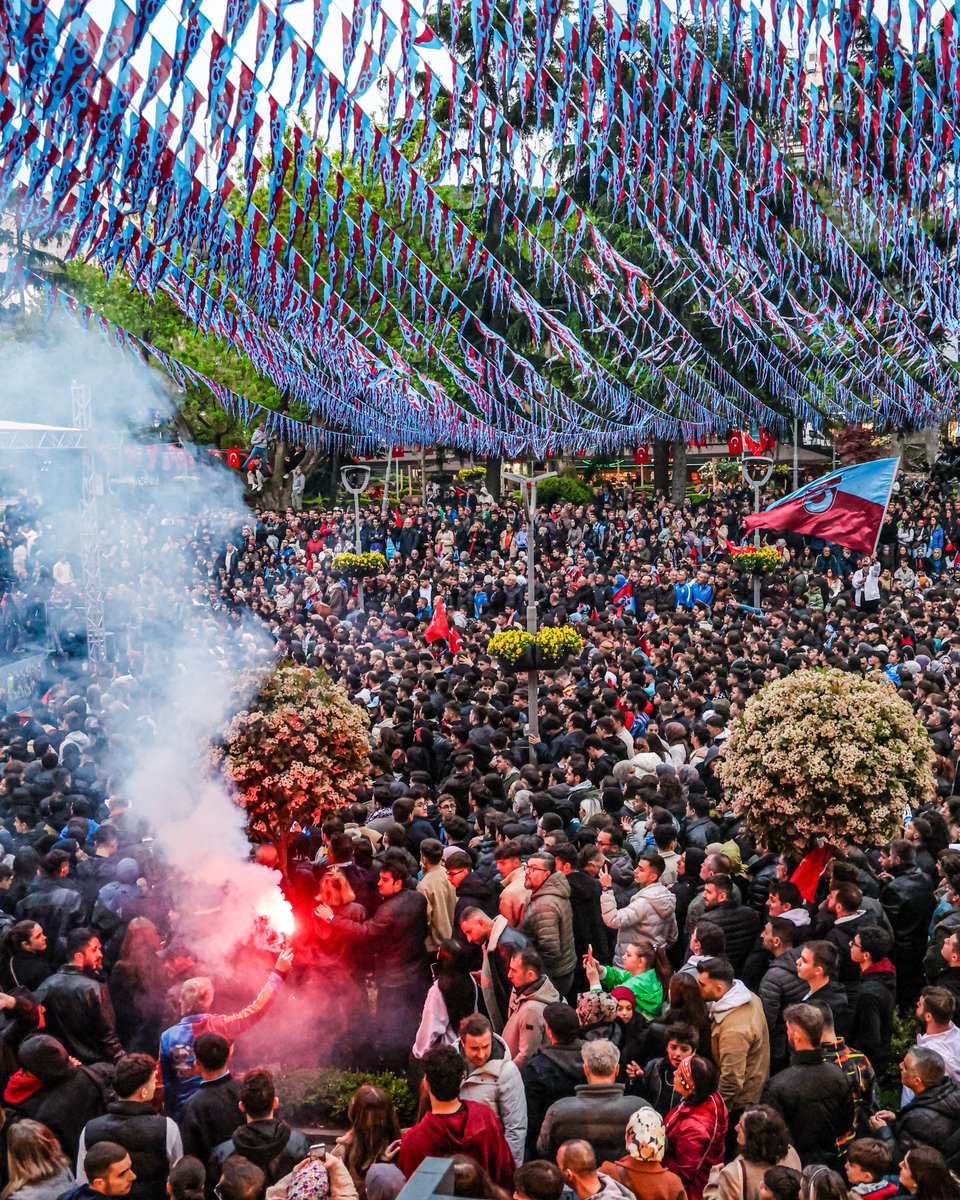 Her zaferin, her mücadelenin arkasında siz varsınız. 

Bugün Trabzon meydanlarında bir araya gelerek U19 takımımıza destek veren fedakar taraftarlarımıza yürekten teşekkürler.