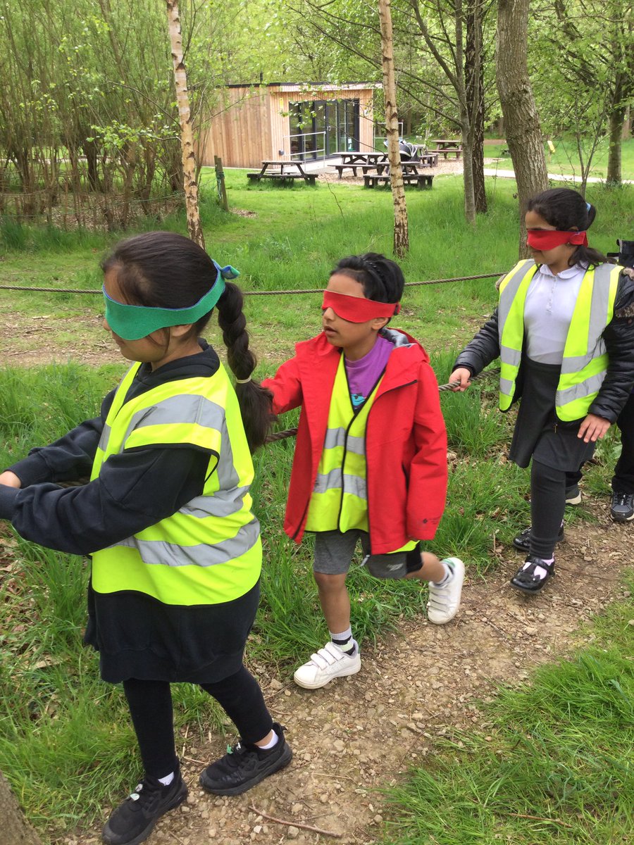 ECS_Keighley's tweet image. Y2s having a great time learning about animals and their senses earlier today at Nell Bank! #happyfaces #senses #science #funlearning