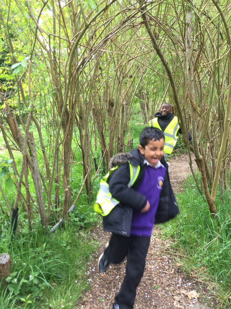 ECS_Keighley's tweet image. Y2s having a great time learning about animals and their senses earlier today at Nell Bank! #happyfaces #senses #science #funlearning