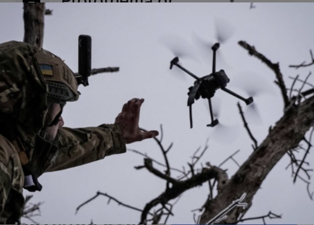 🧵 Τα drones μπορεί να διαμορφώνουν το σύγχρονο πεδίο μάχης, ίσως όμως να μην αλλάζουν καθοριστικά το παιχνίδι. (1/6)
