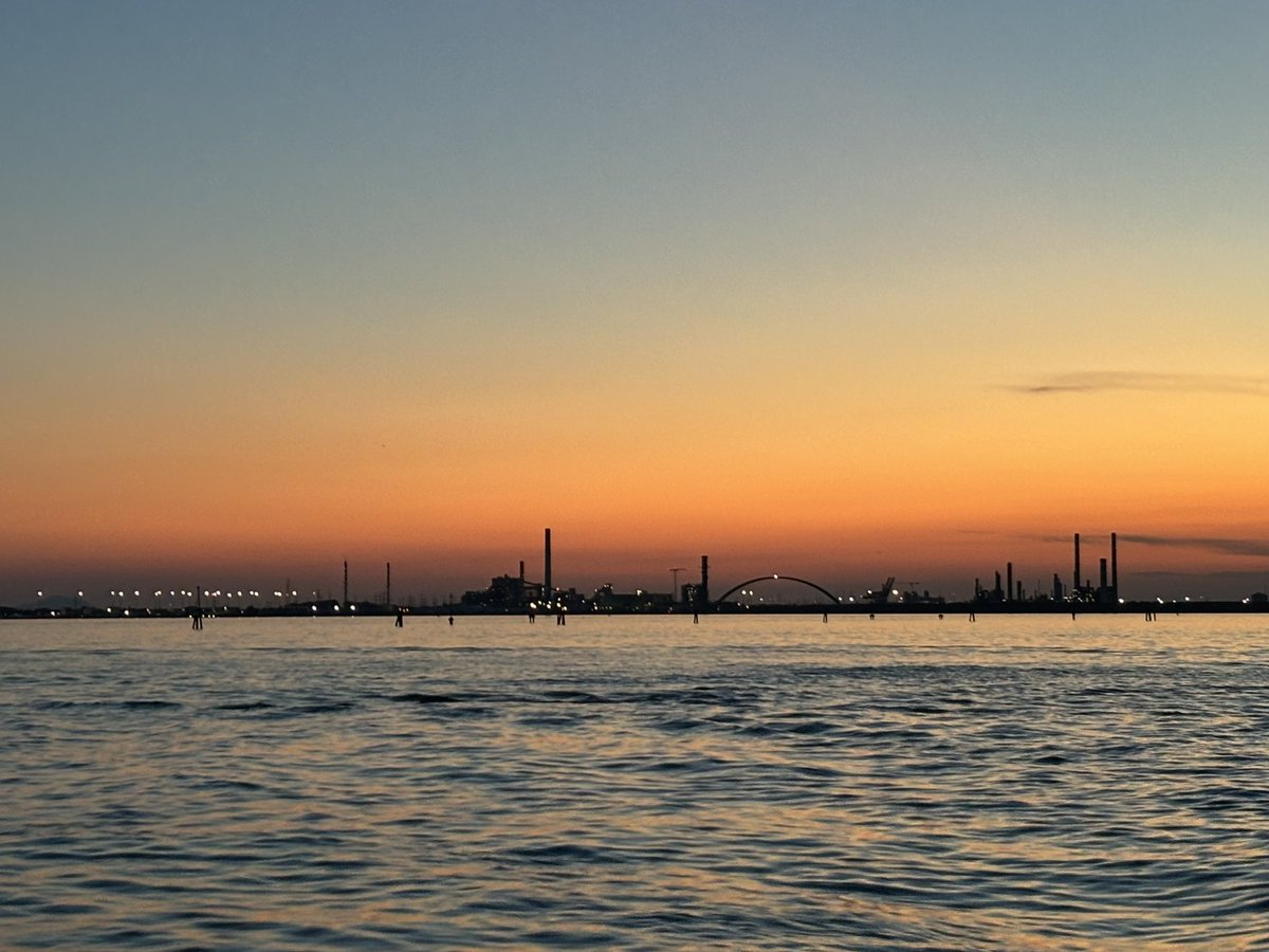 cervogiacomo's tweet photo. Tramonto su Porto Marghera https://t.co/qn32p1ALRC