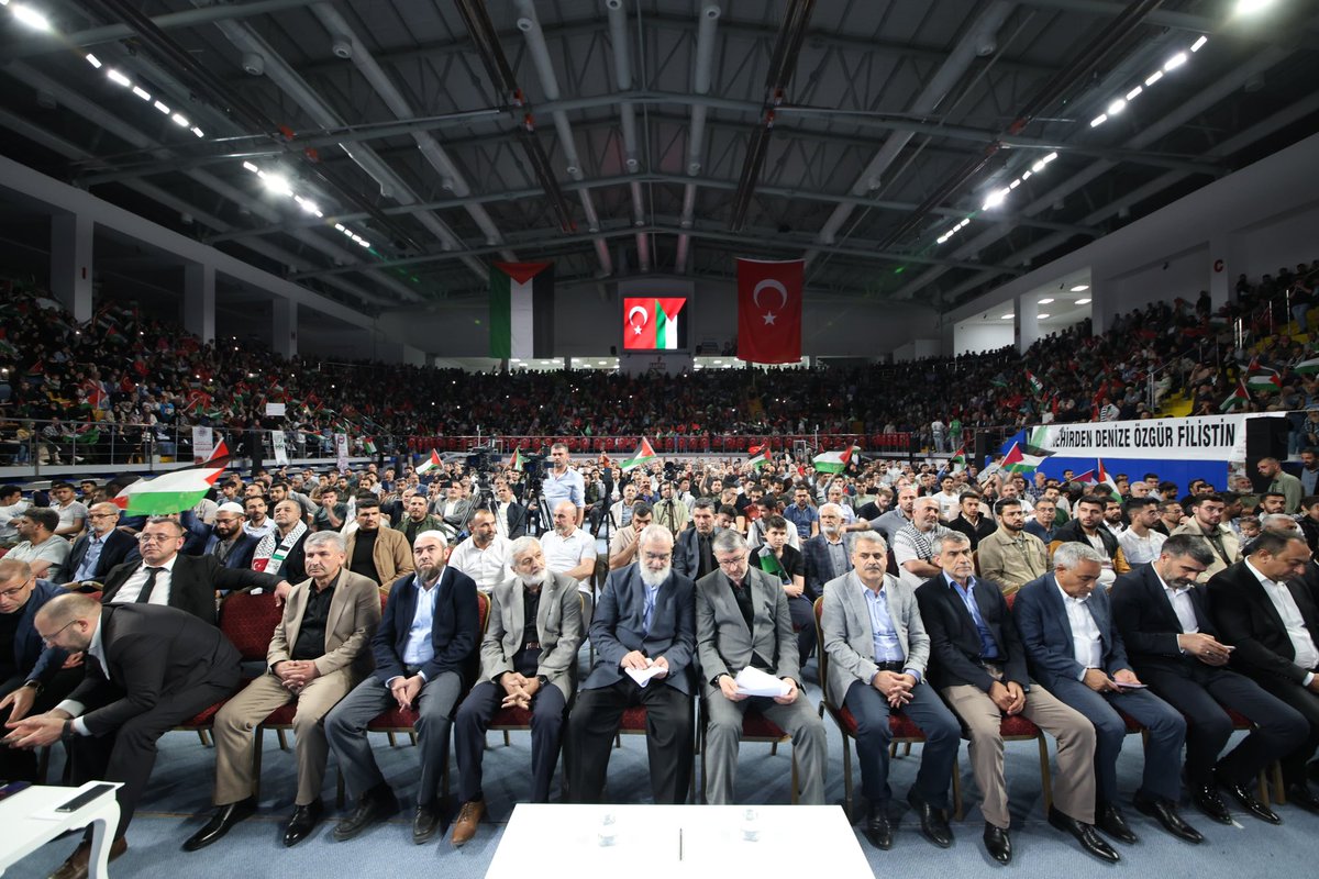 - Ümmetin onuru cihadla yaşar.

- Artık kâfirin ürettiği malı değil, bizzat kâfiri boykot etmeliyiz!

- Küfür kökten silinmedikçe, dünyada mümin huzur bulamayacaktır. Bunun için asıl hedef küfrün kendisidir!

📍”Gazze ile Diriliş” - Malatya