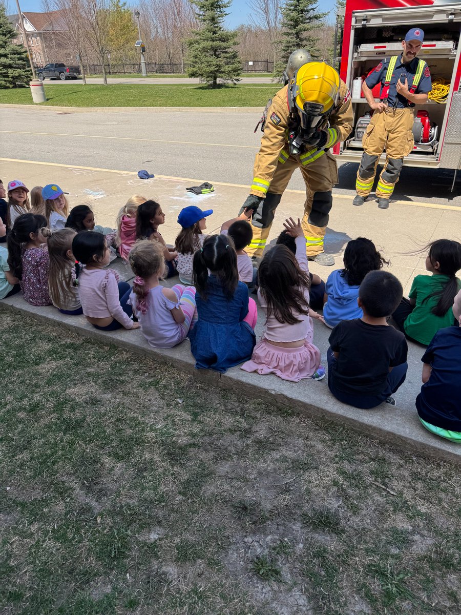 EG_FES's tweet photo. The sun is shinning ๐and so is D Platoon while spending the day talking to our young residents about the importance of fire safety.
#CommunityHelperProgram
#JuniorFirefighter
@rmpsyr https://t.co/qvPPjI1Gd2