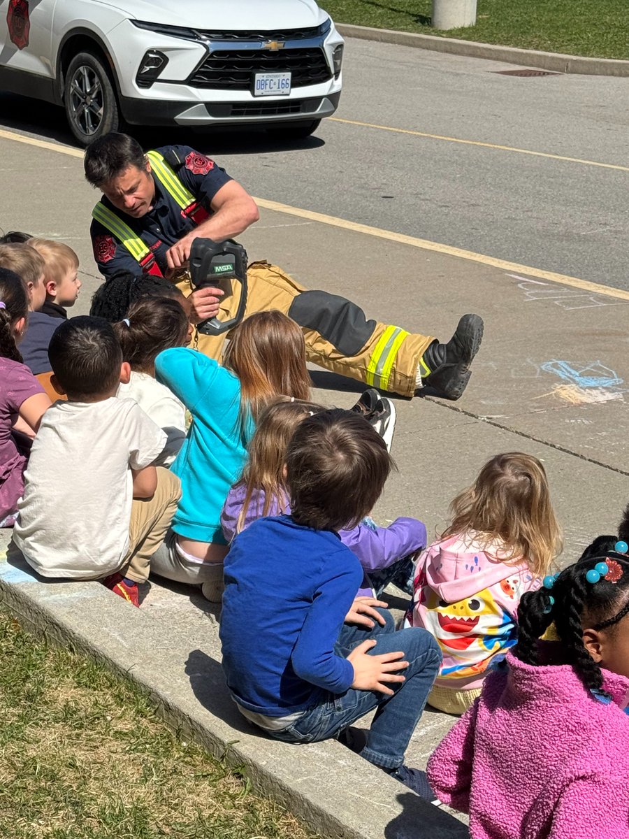EG_FES's tweet photo. The sun is shinning ๐and so is D Platoon while spending the day talking to our young residents about the importance of fire safety.
#CommunityHelperProgram
#JuniorFirefighter
@rmpsyr https://t.co/qvPPjI1Gd2