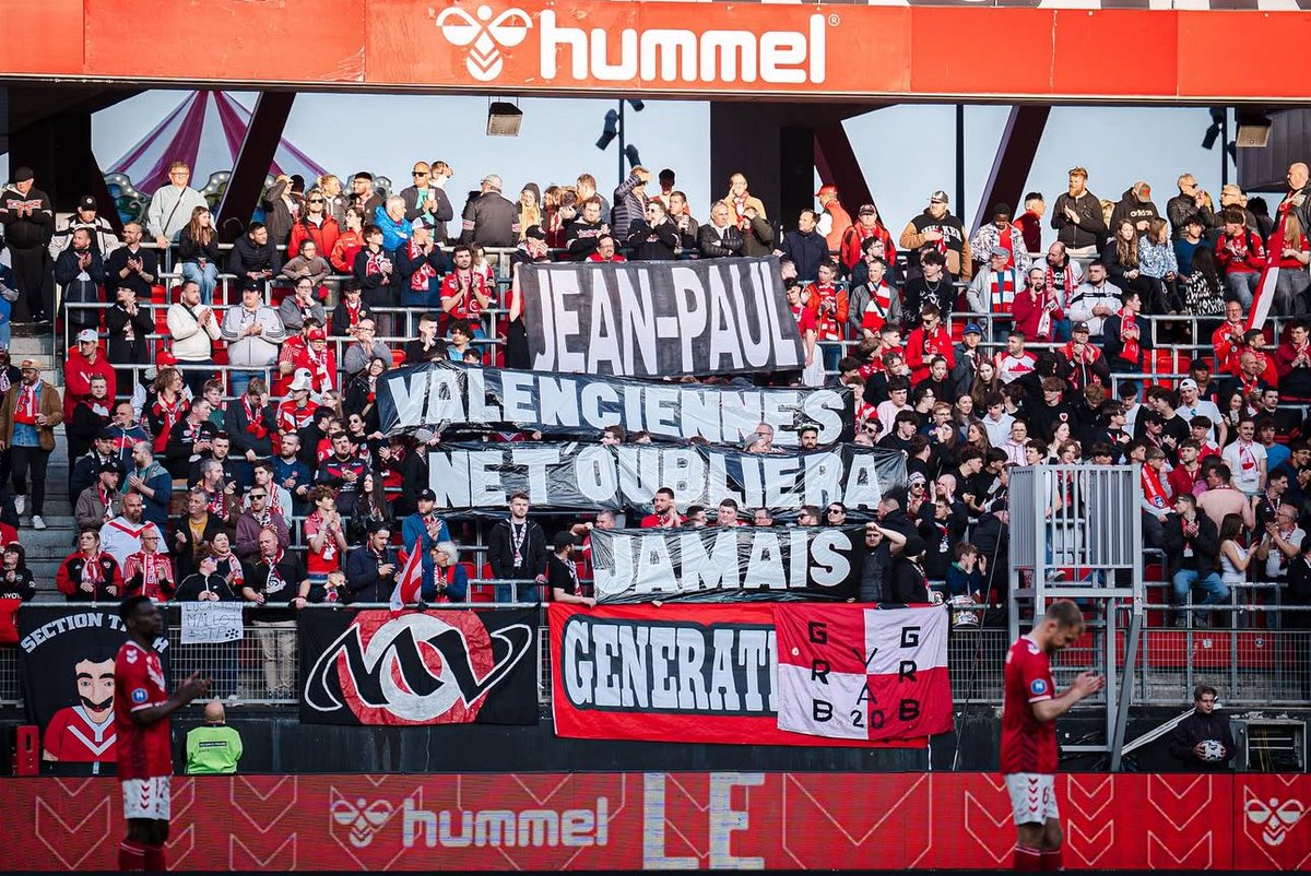 GRB2004_'s tweet photo. [25/04/2025] Valenciennes - Le Mans 

Hommage aux personnes décédées durant la saison organisé par le club, nous en avons profité pour rendre un dernier hommage à Jean-Paul.

« Jean-Paul, Valenciennes ne t’oubliera jamais » https://t.co/VgFxduea8Y