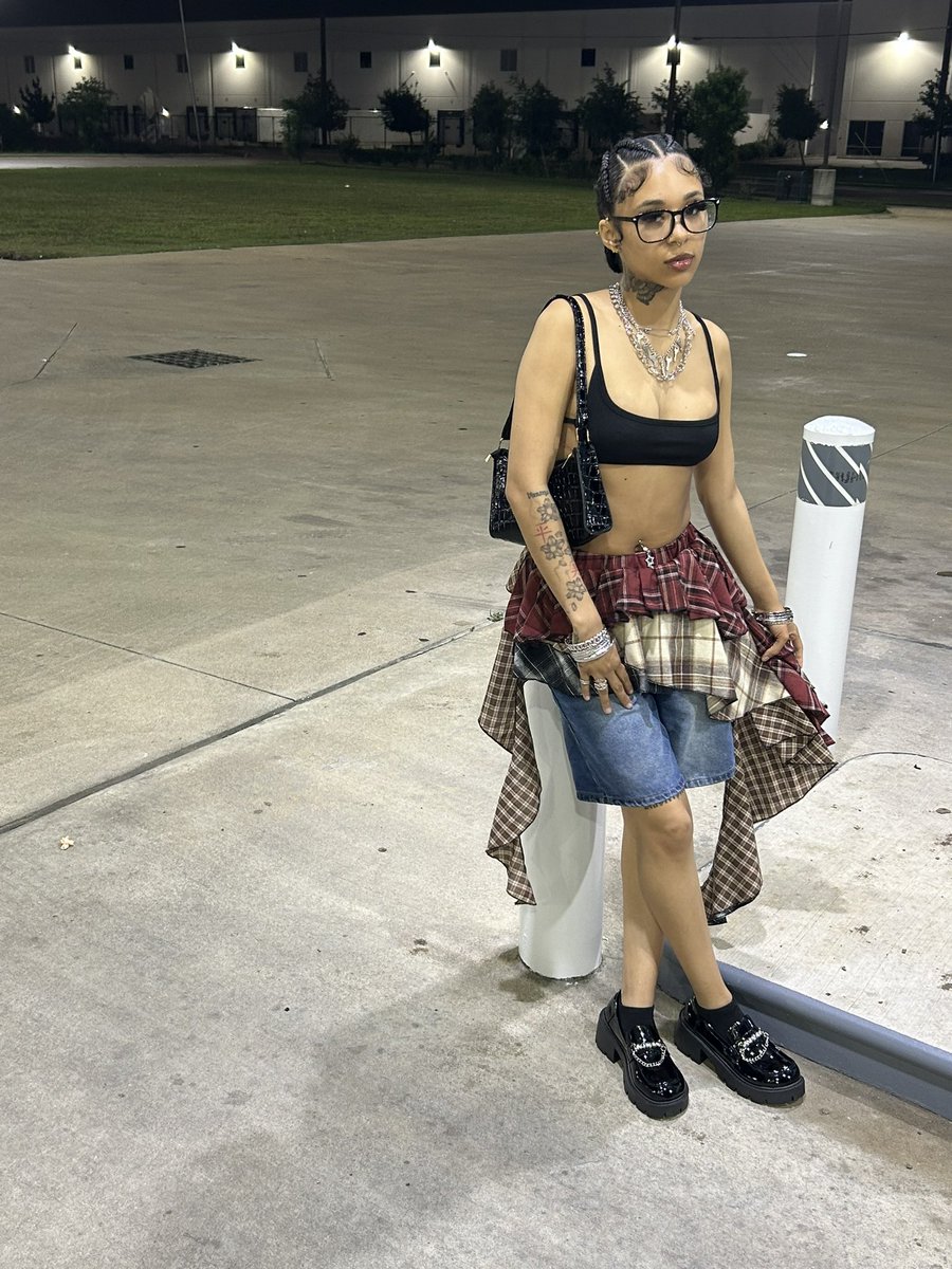 l3ov33e's tweet photo. Fly girl in her fly world https://t.co/HtDu5tExvt
