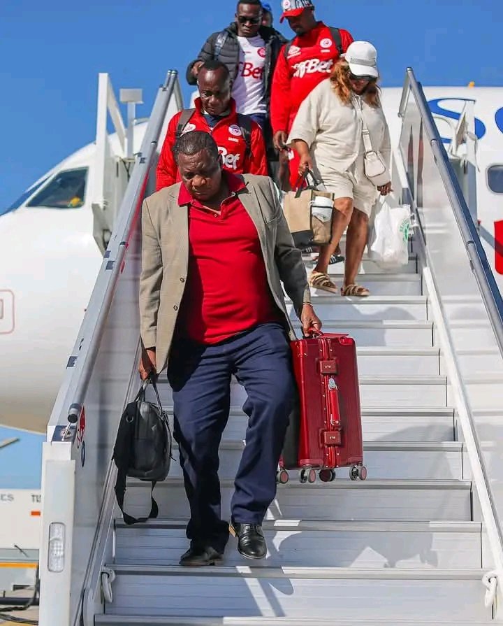 Unamuona huyu aliyetangulia kushuka mwenye begi jekundu? Ume muona vizuri lakini ehe? Sasa huyu ndio UBAYA UBWELA mwenyewe sasa 😁
