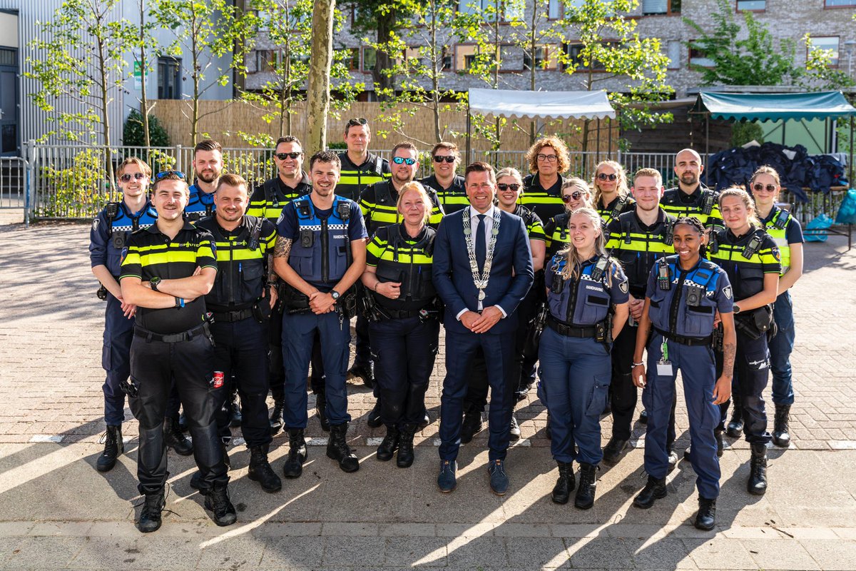 BjornLugthart's tweet image. Geweldige energie tijdens The Hunt in Delfgauw! 

Jongeren, politie en handhaving samen in actie. 

Bekijk ook op: facebook.com/share/p/1AXLoH…
#TheHunt #Delfgauw #SamenSterk