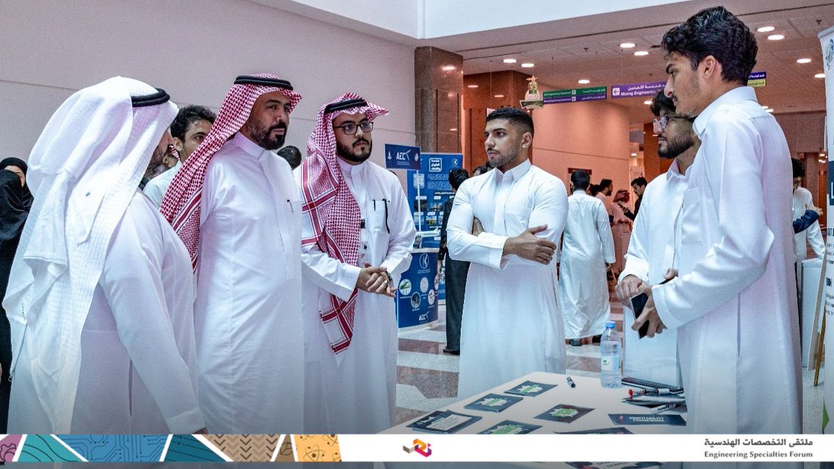 📸 | جانب من زيارة سعادة وكيل الكلية د. مجدي النويمي لملتقى التخصصات الهندسية.

#دليلك_الهندسي
#LEClubKAU