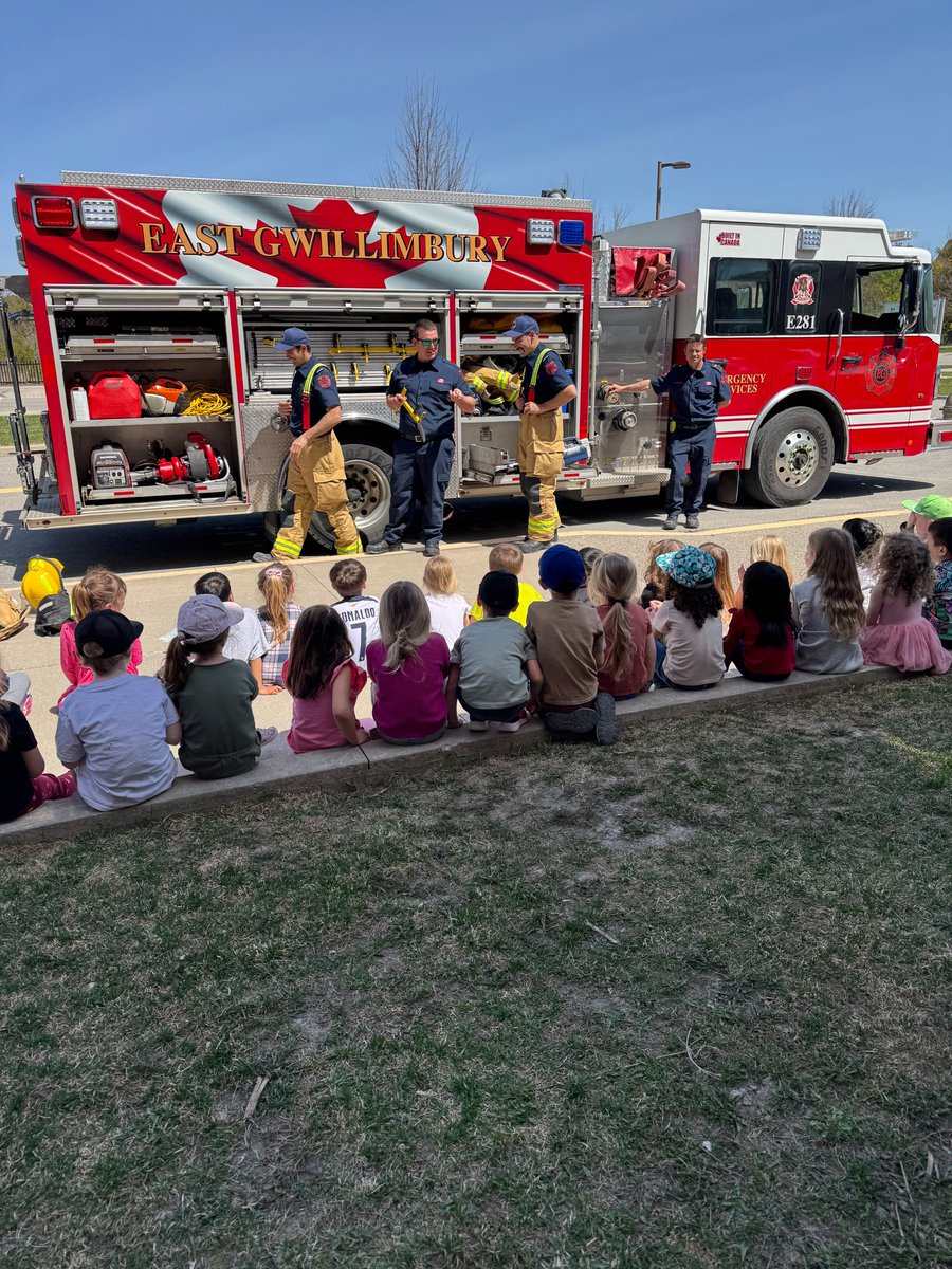 EG_FES's tweet photo. The sun is shinning ๐and so is D Platoon while spending the day talking to our young residents about the importance of fire safety.
#CommunityHelperProgram
#JuniorFirefighter
@rmpsyr https://t.co/qvPPjI1Gd2