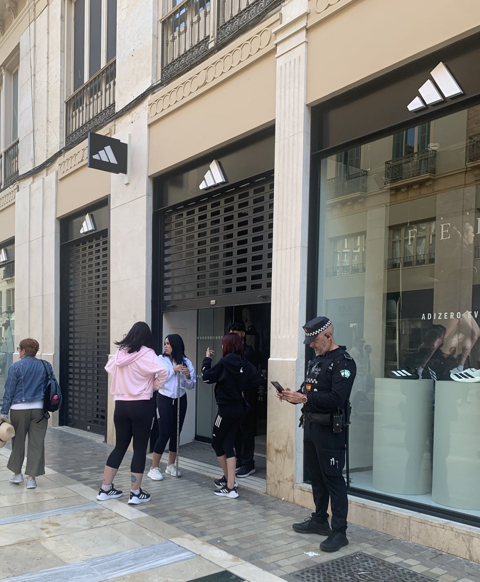 Sigue la parálisis eléctrica en Málaga. Muchos comercios cerrados, van a cerrar y suministros, ya cocinados, que se van agotando. Policía y Protección Civil controla la situación #apagon 💡⛔️