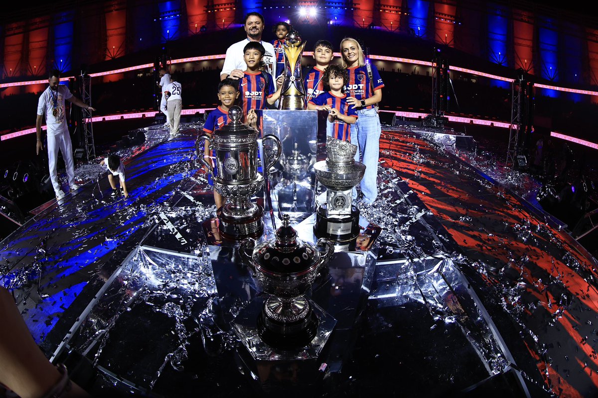 jalvareza78's tweet photo. 20 trophies at this wonderful club!! Another incredible year!! The journey continues ❤️💙 #luaskankuasamu Let's go for more!! 👊🏽🔵🔴 https://t.co/uu9LYcrDYb