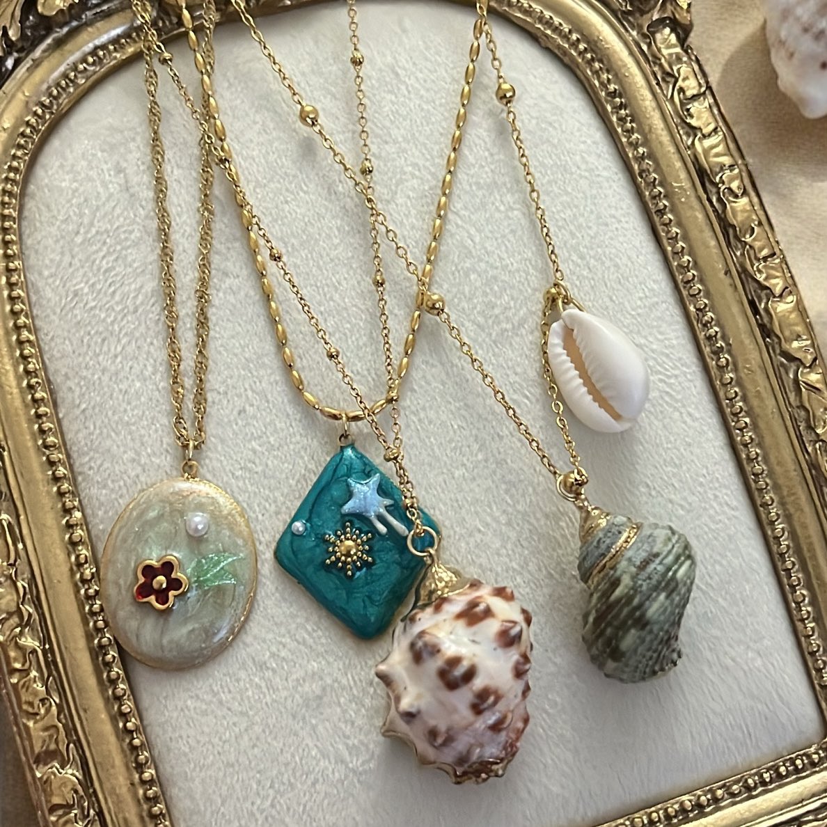 BonteJewelry's tweet photo. Mermaid vibes!🧜‍♀️✨🌊 Göndere basınca çıkan @2. kişi yazın gözdesi olacağın gerçek denizkabuğu kolyelerden sana hediye edecek 🌞🥥🫧🤍 https://t.co/gG1GkvkwpV