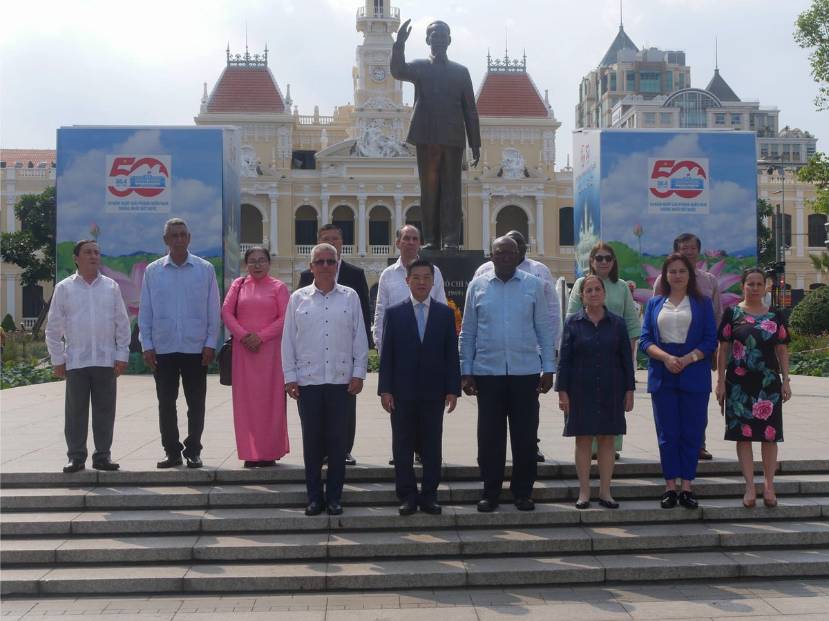 CubaMINREX's tweet photo. Cumplimenta Vicepresidente de #Cuba 🇨🇺, @SalvadorValdesM, primera jornada de visita a #Vietnam 🇻🇳.

🔗https://t.co/djK4aXcZOT https://t.co/W5rEfEC6Pc