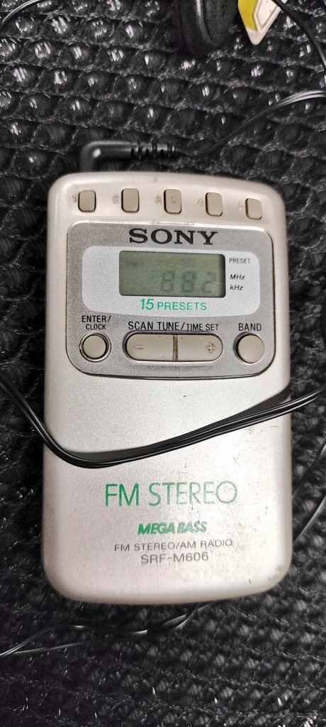 📻 Cuando las cosas se ponen feas, los de la #oldschool tiramos del cajón de los recuerdos. 

🏃🏻‍♂️ Ni km que hemos hecho juntos por #españa durante los '90...

#apagón #blackout #cortedeluz #fm #radio #vamos