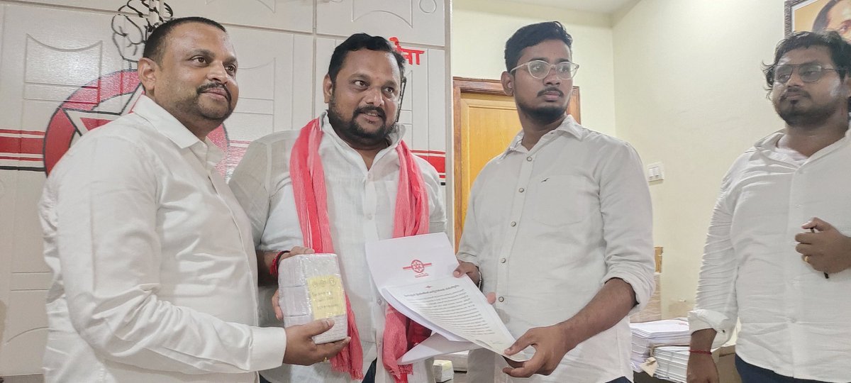 JeevaVaddi's tweet photo. ఈ రోజు(28-4-2025)సాయంత్రం 4.గంటలకు విజయవాడ జనసేన పార్టీ కార్యాలయంలో 

జనసేన పార్టీ కేంద్ర కార్యాలయం, మంగళగిరి నుండి వచ్చిన ప్రతినిధులు అక్షయ్, అభిరూప్కృష్ణా జిల్లా జనసేన పార్టీ అధ్యక్షులు Dr. బండ్రెడ్డి రామకృష్ణ గారు.జనసేన క్రియాశీల వాలంటీర్స్ అందరికీ ఐడి కార్డులు  అందజేసినారు https://t.co/Py4x7YoC2K