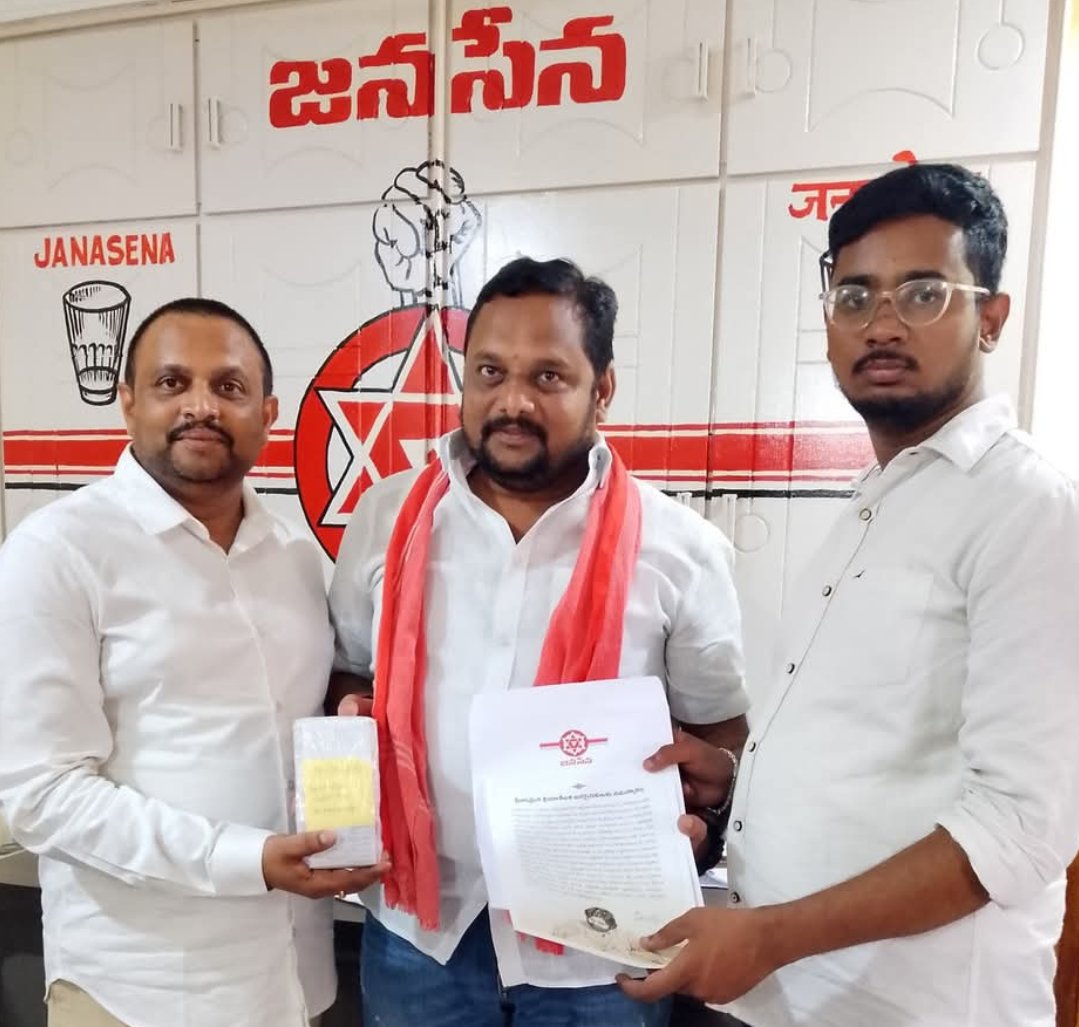 JeevaVaddi's tweet photo. ఈ రోజు(28-4-2025)సాయంత్రం 4.గంటలకు విజయవాడ జనసేన పార్టీ కార్యాలయంలో 

జనసేన పార్టీ కేంద్ర కార్యాలయం, మంగళగిరి నుండి వచ్చిన ప్రతినిధులు అక్షయ్, అభిరూప్కృష్ణా జిల్లా జనసేన పార్టీ అధ్యక్షులు Dr. బండ్రెడ్డి రామకృష్ణ గారు.జనసేన క్రియాశీల వాలంటీర్స్ అందరికీ ఐడి కార్డులు  అందజేసినారు https://t.co/Py4x7YoC2K