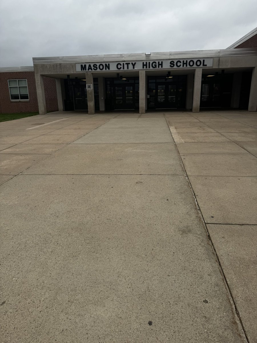 tsimp82's tweet photo. Up North, thanks @CoachReuter1 &amp; @MCFBRiverhawks for having me in and talking @scstormfootball Look forward to getting back up here! #RollStorm ⚡️ https://t.co/c7a4YW0YEw