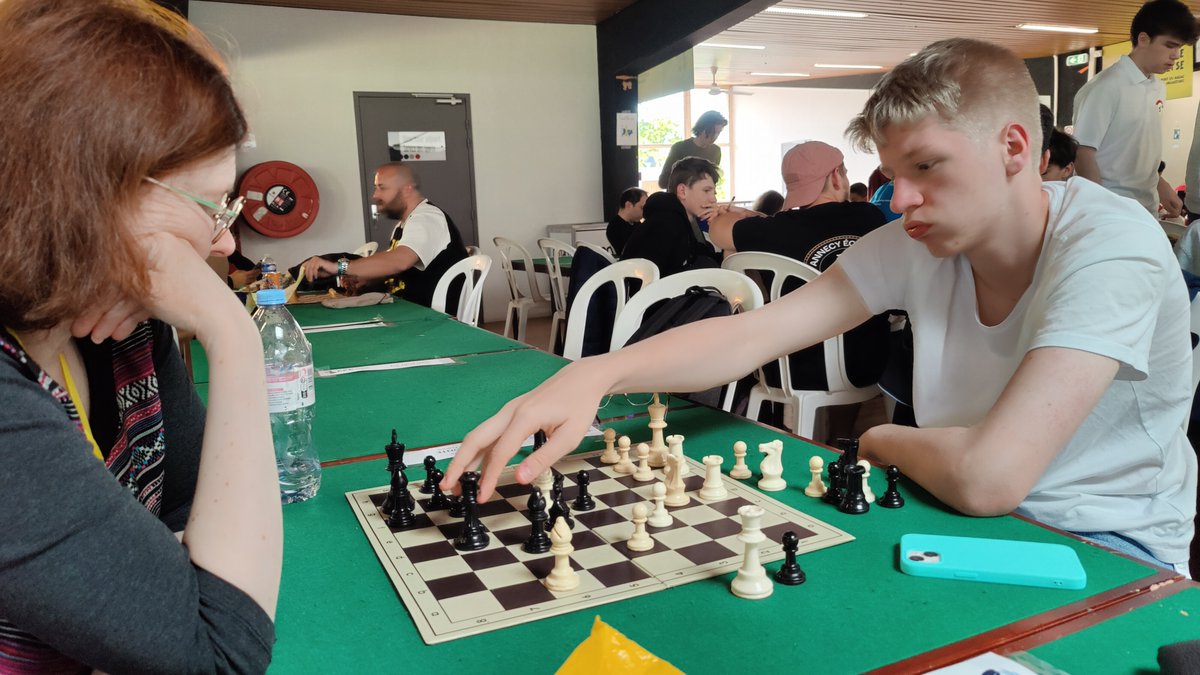 cavalier_tour's tweet photo. [compétitions individuelles] #échecs #SaintMandé - Championnat de France d'échecs #jeunes 2025 à Vichy (jour 2)  
➡️ Deux parties à jouer, ce lundi ! Voici les résultats de cette 2ème journée, ainsi que quelques photos.  
👉 https://t.co/a2yTmOo4MH #Vichy2025 https://t.co/R0DfwnEaJ0