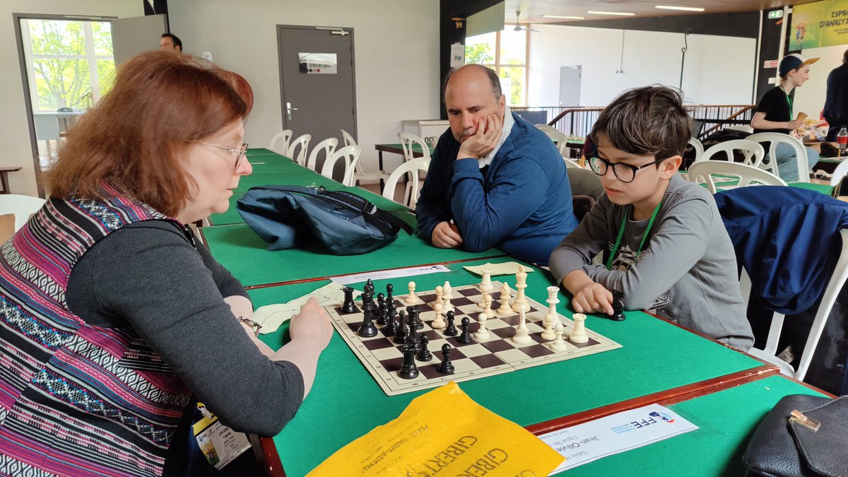 cavalier_tour's tweet photo. [compétitions individuelles] #échecs #SaintMandé - Championnat de France d'échecs #jeunes 2025 à Vichy (jour 2)  
➡️ Deux parties à jouer, ce lundi ! Voici les résultats de cette 2ème journée, ainsi que quelques photos.  
👉 https://t.co/a2yTmOo4MH #Vichy2025 https://t.co/R0DfwnEaJ0