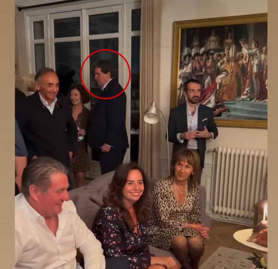 RemediumTimoris's tweet image. Mais… qu'apprends-je ? L'obscur maire et sénateur @ThierryMeignen qui m'a expulsé de chez moi et qui voulait me faire un procès parce que je l'avais dessiné dans la BD @TitiGnangnan était à l'anniv' de Sarah Knafo, avec Eric Zemmour et Elisabeth Lévy ? Je suis estomaqué (non) !