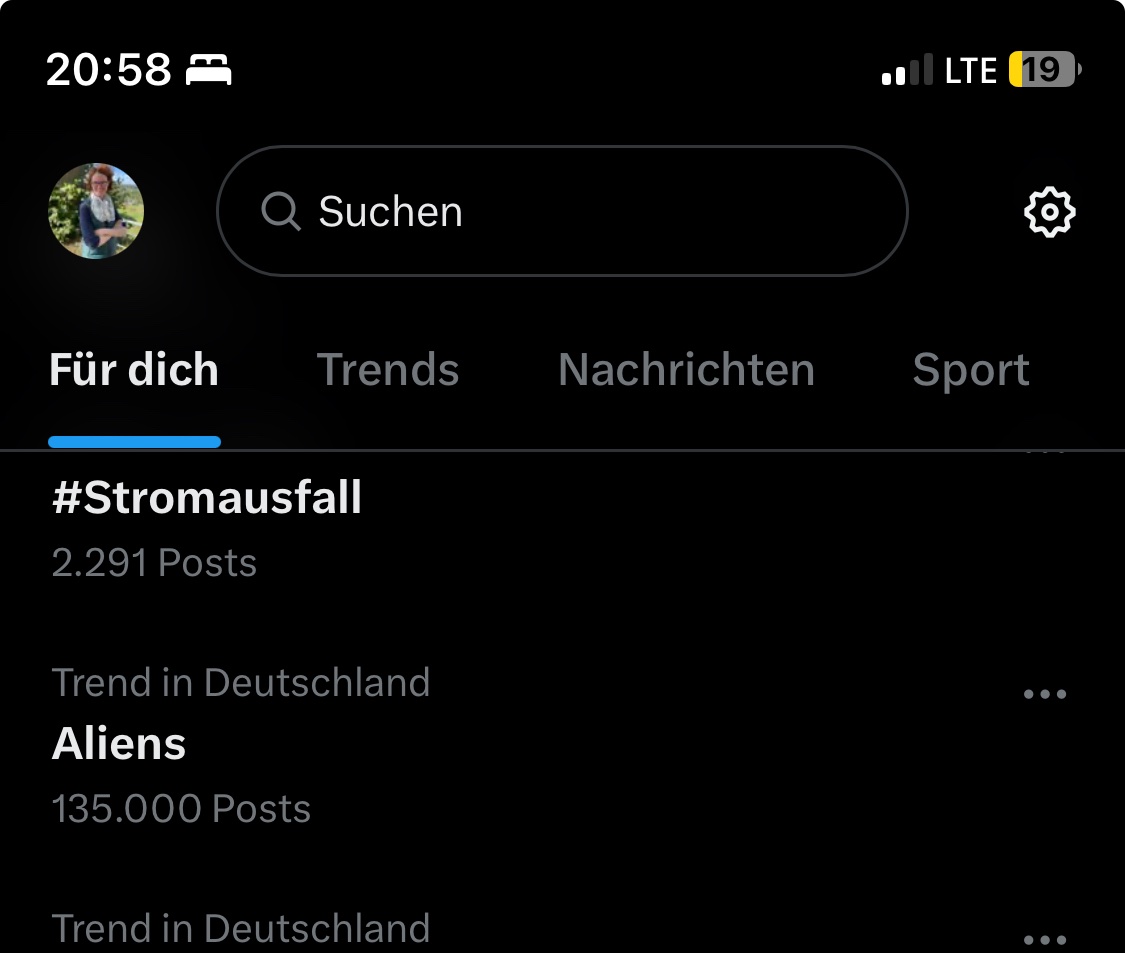 Es trenden #Stromausfall und Aliens. Ob‘s da einen Zusammenhang gibt?? 😱👽🛸