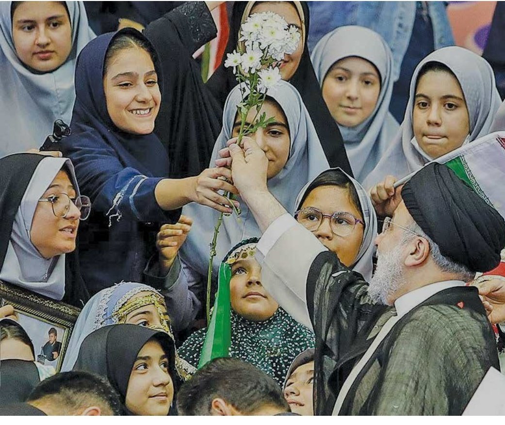 خدا رحمت کنه رئیس جمهور ش.هیدمون رو ، که نگاه متفاوتی نسبت به دخترا داشتن و می گفتن دختر هدیه خداست و شما دختران هر کدام هدیه خدا برای ما و ایران هستید و ما به شما به عنوان هدایای گرانقدر پروردگار می بالیم.

#لبخند_خدا
